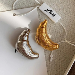 Брошь "Круассан" 